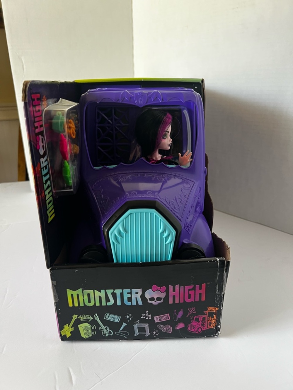 Monster High Fangtastic Rockin' Food Truck and Draculaura doll - Picture 4 of 5